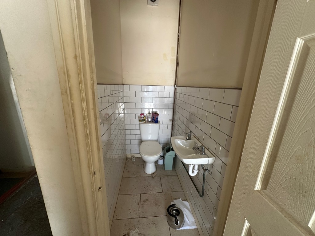 Lot: 57 - COMMERCIAL UNIT WITH LONG LEASE - 2nd W.C